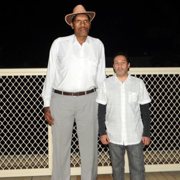 الكشف عن السبب الحقيقي لوفاة أطول رجل في العالم بعد وصوله إلى جدة