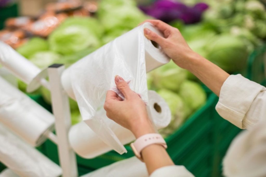 هذه المتاجر الكبيرة في السعودية تبدء بفرض رسوم على أكياس التسوق من اليوم