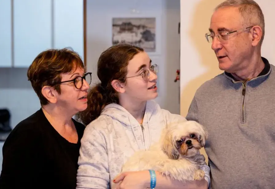 أسيرة إسرائيلية مفرج عنها مع كلبها تروي كيف كان يتعامل رجال المقاومة معها ومع كلبها